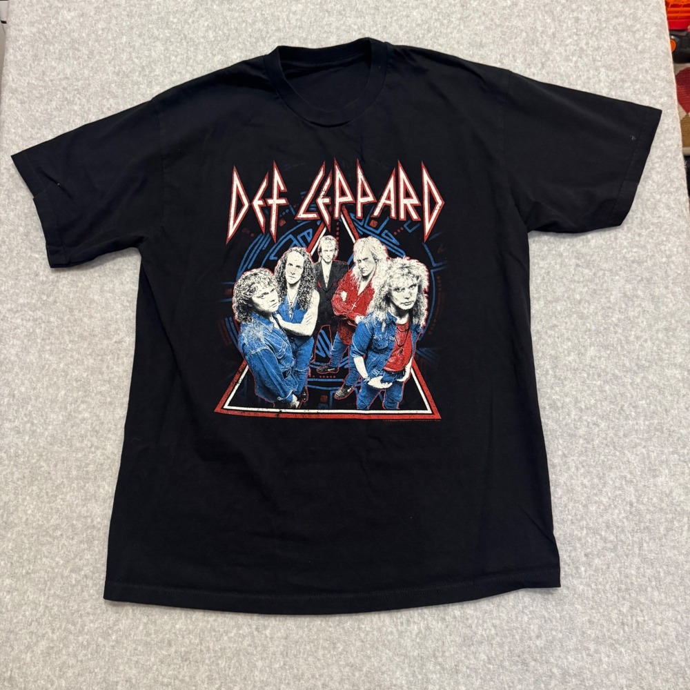 Def Leppard Graphic T-Shirt Black Short Sleeve Rock Band Concert T Women Small